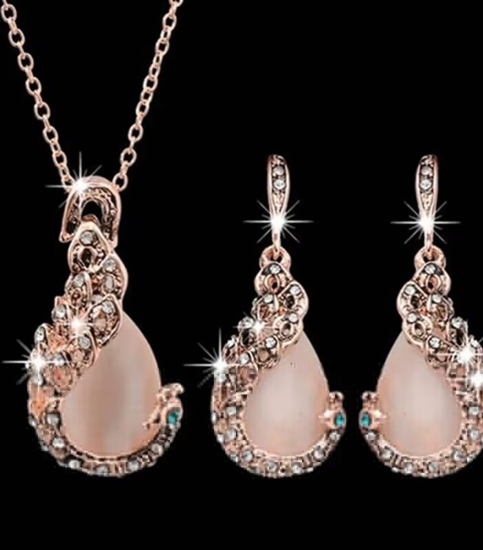 Exquisite Peacock Design Necklace and Earring Set - Vibrant Elegance for Every Occasion